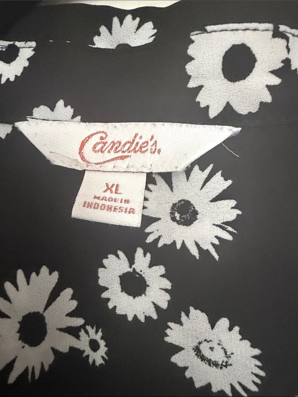 Candie's Black and White Floral Button-Up Blouse - Picture 2 of 3